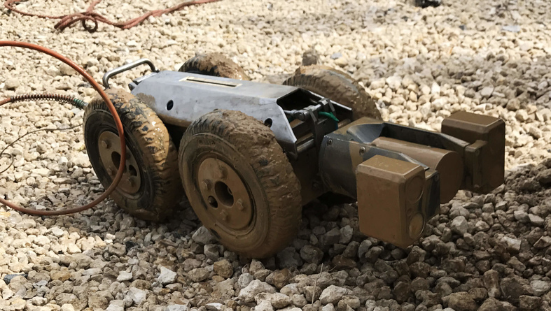 Робот для телеинспекции трубопроводов «ТАРИС Р200-5М» на надувных колесах диаметром 215мм. Внешний вид робота после обследования трубопровода диаметром 600мм, проложенного методом ГНБ. Робот весь в глине и бентоните.